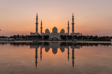 Evening view of Sheikh Zayed Grand Mosque in Abu Dhabi, United Arab Emirates.