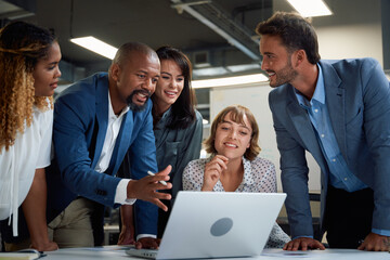 Five happy multiracial business people talking and gesturing at laptop during meeting in office - 762787677