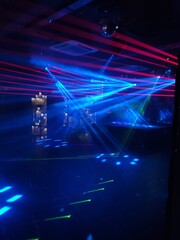 Grande salle de discothèque, avec rayons lumineux et projecteurs, de toutes les couleurs, bonne...