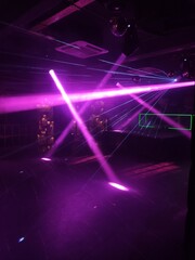 Grande salle de discothèque, avec rayons lumineux et projecteurs, de toutes les couleurs, bonne...
