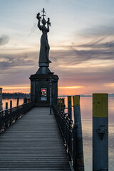 Imperia Statue mit dem See und er Morgendämmerung im Hintergrund . Konstanz, Bodensee,...