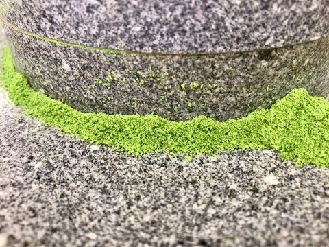 石臼で挽いた抹茶の粉