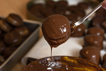 Doce com muito chocolate derretido envolto de muitos pães de mel e bolinhos recheados