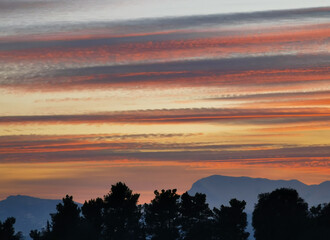 Spettacolare tramonto grigio e arancione sopra i monti dell’Appennino