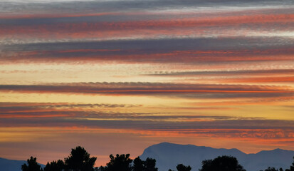 Spettacolare tramonto grigio e arancione sopra i monti dell’Appennino