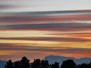 Spettacolare tramonto grigio e arancione sopra i monti dell’Appennino