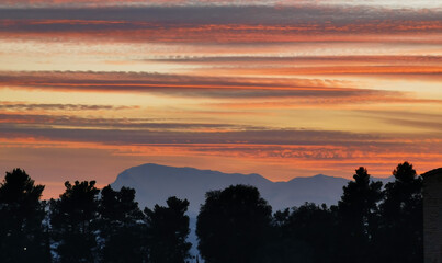 Spettacolare tramonto grigio e arancione sopra i monti dell’Appennino