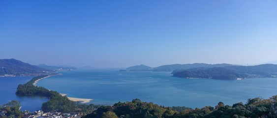 Naklejka premium 展望台から見下ろす秋の天橋立のパノラマ情景