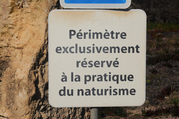 Panneau : périmètre exclusivement réservé à la pratique du naturisme. Leucate, Aude, Languedoc, Occitanie, France.