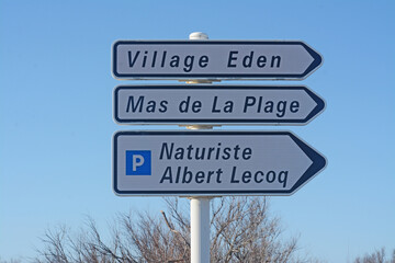 Panneaux de direction : village Eden, Mas de la Plage, parking naturiste Albert Lecoq à Leucate, Aude, Languedoc, Occitanie, France.