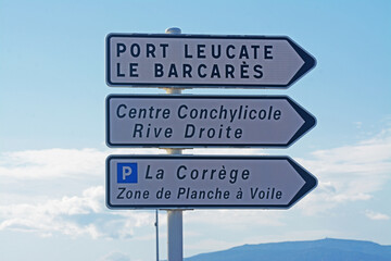 Panneaux de direction : Port-Leucate, centre conchylicole rive droite, parking La Corrège, zone de...