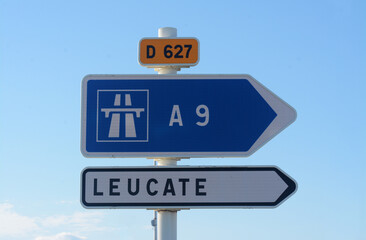 Panneaux de direction : autoroute A9, Leucate, Aude, Languedoc, Occitanie, France.