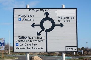 Grand panneau détaillant les directions possibles dans un rond-point à Leucate, Aude, Languedoc,...