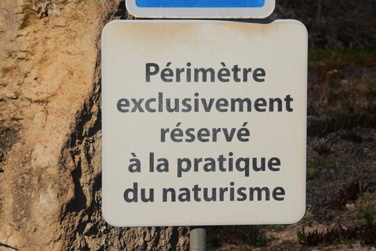 Panneau : p&eacute;rim&egrave;tre exclusivement r&eacute;serv&eacute; &agrave; la pratique du naturisme. Leucate, Aude, Languedoc, Occitanie, France.