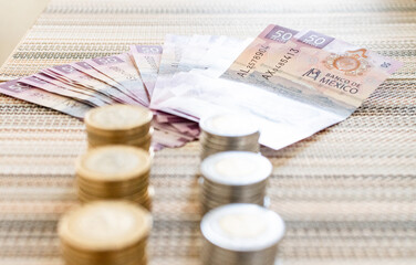 Dinero, monedas, deudas, billetes rosas y finanzas. Pesos mexicanos 