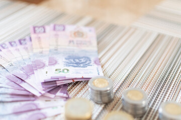 Dinero, monedas, deudas, billetes rosas y finanzas. Pesos mexicanos 