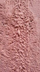 Textura de cimento em parede vermelha.