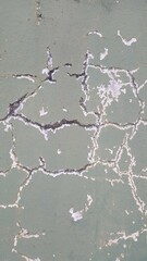 Rachaduras e manchas na tinta da parede formando textura.