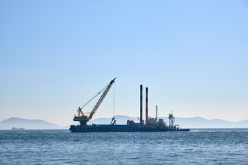 Fototapeta na wymiar 【西浦】三河湾を航行する起重機船