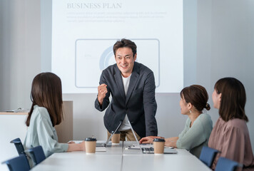 企業コンサルティングで提案・支援するコンサルタントの男性とビジネスウーマン
