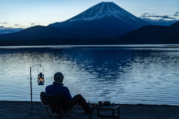 富士山からの朝日を待つ男性