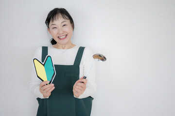 若葉マークとおたまと中高年女性