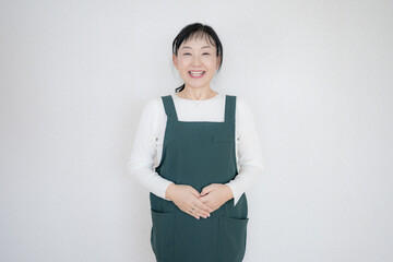 緑のエプロンをした中高年女性