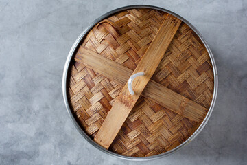 A top down view of the top portion of a bamboo steamer basket.
