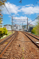 左にカーブする複線の線路