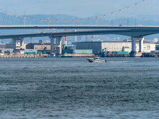 大阪港を進むモーターボート