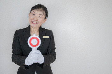 丸を持った手袋をした中高年女性