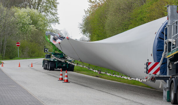 Schwertransport von Rotorfl&uuml;geln einer Windkraftanlage, Pausenzeit auf einer Rastst&auml;tte bei Hamburg
