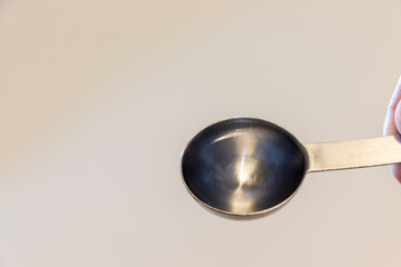 スプーンに満たされた透明な液体