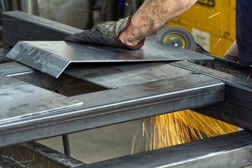 Locksmith processes steel sheets with the Flex.