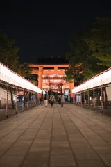 Gordijnen Traditional Japanese torii gate and lanterns at night © SK