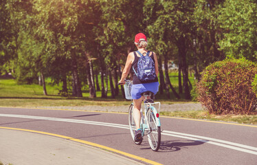 Obraz premium Cyclist ride on the bike path in the city Park 