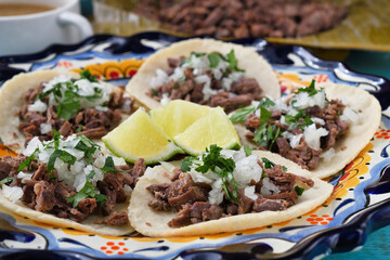 メキシコのバルバコアの牛肉のタコス（ビーフタコス）と牛肉のバルバコアとバルバコアのコンソメ
Mexican barbacoa beef tacos　(Tacos de barbacoa de res),beef barbacoa and consommé (consomé de barbacoa)
