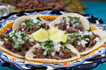 メキシコのバルバコアの牛肉のタコス（ビーフタコス）と牛肉のバルバコア
Mexican barbacoa beef tacos　(Tacos de barbacoa de res),beef barbacoa and consommé (consomé de barbacoa)
