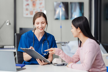 Obraz premium Depression Asian female patient talking with psychiatrist in doctor office Let's talk about the results of the health examination at the clinic.