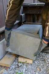 屋根材（スレート）を運ぶ職人