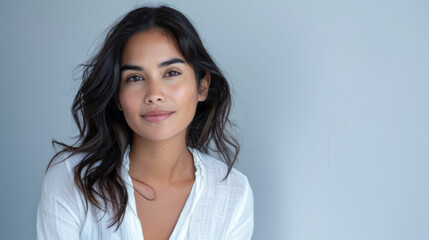 Naklejka premium Young hispanic woman beauty portrait with ample copy space