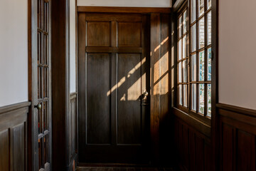 レトロな木造建築の廊下、木製ドア