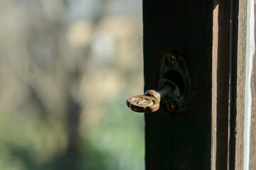 木製窓枠の鍵、ネジ締り錠、木製引き戸用のクルクル回す鍵