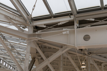 白い鉄骨トラス屋根