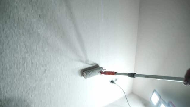 Apartment renovation: Leveling the walls with smooth plaster
