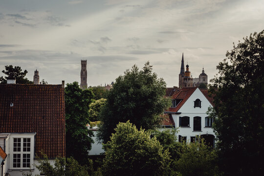 Blick &uuml;ber Br&uuml;gge vom Stadtwall aus an der Position der alten Windm&uuml;hle Bonne Chieremolen, Kruisvest in Br&uuml;gge, Belgien