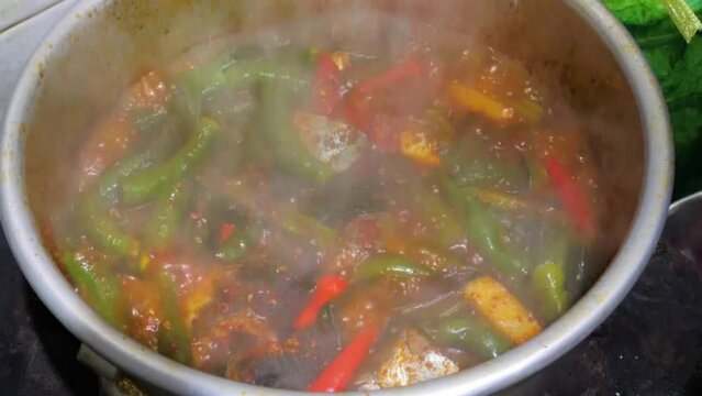 오이도라지에 양념을 넣고 오이도라지무침을 만들고 생선고추조림을 보글보글 끓이는 모습