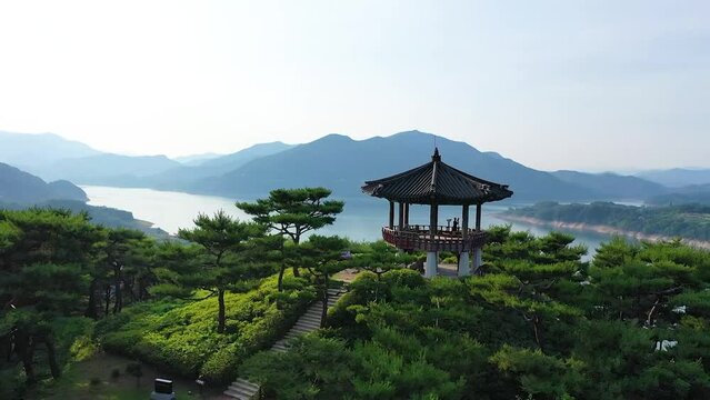 푸른 산이 둘러쌓인 잔잔한 호수 청풍호 풍경과 청 풍문화재단지의 망월루 정자