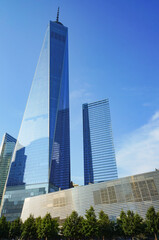 青空に向かってそびえたつニューヨークの高層ビル