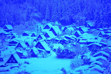 岐阜県の白川郷の雪の日の夜